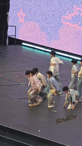 #王橹杰 #新音#tf家族新年音乐会 #三亚演唱会现场
心扑通扑通跳。