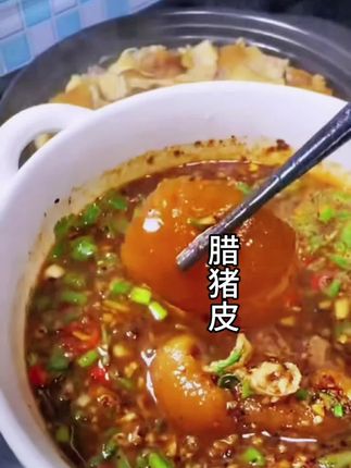 腊猪皮 这腊猪皮看着就流口水,一口下去,太下饭了!#贵州特产 #腊猪皮美食