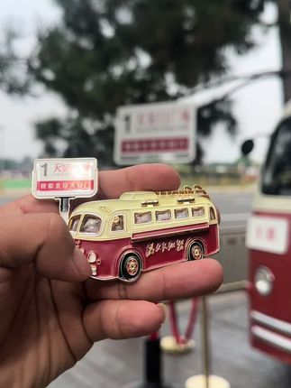 这个天安门服务车冰箱贴也太可爱了吧!它是合金的材质,很有质感,而且还是升级站牌款的,非常精美,可以作为礼物送给朋友,也可以自己收藏,真的超萌,让人爱不释手。#上热搜 #我爱北京天安门 #天安门服务车 #冰箱贴 #文创冰箱贴