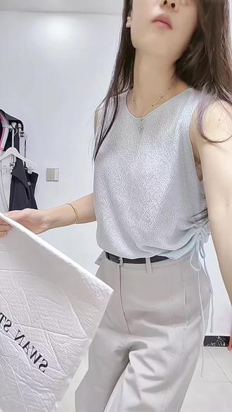 @我是丽姐 面膜T蓝色太喜欢了 简单舒适百搭的一件罩衫~姐妹们都入了什么颜色?#我不是丽姐 #不费力气的穿搭 #她家衣服真好看 #舒服又百搭