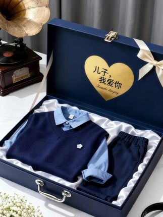 每个重要的日子,我都会准备一份特别的礼物。也许是一件亲手织的毛衣,也许是一本写满寄语的相册。这些看似简单的仪式,却能让孩子感受到被重视、被珍爱。就像这个蓝色的礼盒,它不仅装着衣物,更装着我对他成长的期盼。#男童学院风套装 #早秋冷冽又随性的气质穿搭 #宝妈 #早秋穿搭三分钟出门不是梦 #宝妈情感共鸣@抖加🔥上热门🔥dou+🔥热点宝 @DOU+小助手