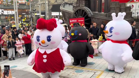 大美人在脑子里响了两天了,太洗脑#雪王驾到 #雪王被晒黑了 #蜜雪冰城重庆旗舰店