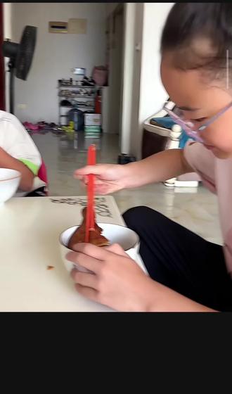 琪琪妹好贴心还给妈妈一块肉,姐姐答应我下次自己也吃一个鸡腿好吗#名模坤#名模静#名模坤直播回放 #名模坤直播名场面 #创作者扶持计划