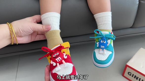 奇诺鼠鸳鸯鞋真的太酷了!也太适合过年穿了~他家做的都是小宝宝也能穿的机能鞋,孩子穿着舒适不板脚,符合足弓发育,还能跟宝贝搭配亲子款#亲子鞋#奇诺鼠#鸳鸯鞋#时尚高品质童鞋#母婴好物