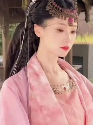 鞠婧祎同款异域公主麻花辫!,这个编法超级头包脸,显的发量巨多脸巨小,包出片的#氛围感假发 #麻花辫 #假发推荐#异域少女 #鞠婧祎同款发型