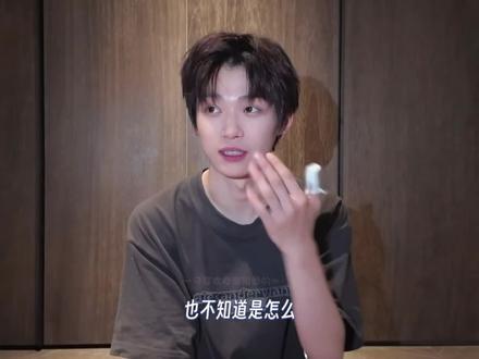 月月下回这种粗活就交给雷子来干吧🥺看着就怪疼😭 (虽然雷子有洁癖不会直接用手扣)(对不起老爸,以后这种事情还是交给专业的人员来弄吧)#没有tag