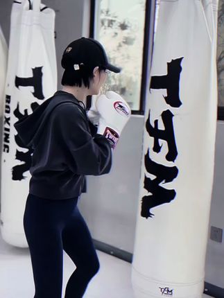 个人成长赛道文案素材 - 运动会像齿轮一样,带动着你生活的许多方面一起,越变越好。#运动女孩 #健身 #个人成长 - 丁馆长-聊健身美学作品