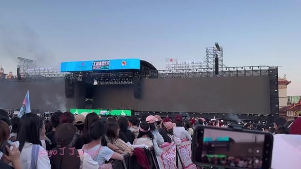 《Rising land》醒哥开场就是这一首歌!高音太顶了!皮皮醒每次必带来小剧场,不可以下班!才第一首诶!
#苏醒 #太湖湾音乐节 #苏醒risingland好燃 #音乐节音乐节音乐节 #这次真在现场