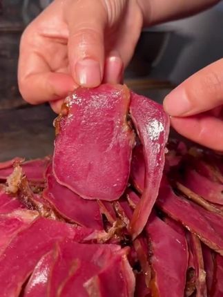 #猪舌头 四川柴火烟熏腊猪舌,一斤有三到四条,腊香味足,肉质紧实,口感细腻绵软,下饭又下久,大人孩子都喜欢吃。喜欢的老乡一定要整点解解馋,太香太安逸了~#妈呀太香了 #地方特色美食 #腊味 #好吃到停不下来