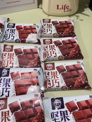 灵光西餐厅网红脆巧坚果巧克力,节日必备小零食,一口就爱!#强烈推荐 #手工美食 #快来一起尝个鲜 #低卡零食 #dou上热门🔥 @DOU+上热门