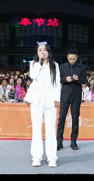 气质漂亮,嗓音独特的实力派歌手@方君🎙️ 带来好听的歌曲披着羊皮的狼#索图大舞台#披着羊皮的狼