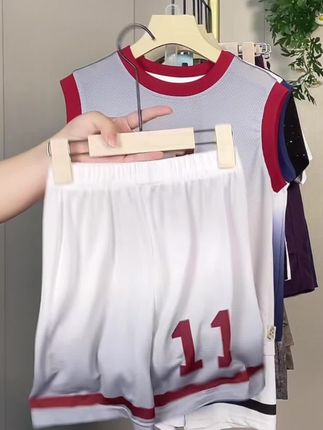 清爽一夏!网眼速干篮球套装,运动少年搭配 夏季新款网眼速干篮球套装,专为中大童打造!网眼面料透气又速干,让孩子在球场上时刻保持清爽。宽松版型适配各种运动,跑跳投篮无束缚,篮球、足球场景轻松拿捏,帅气值拉满。上衣简约大气,裤子利落有型,两件套设计省心又百搭,日常出街也超潮。无论是球场上挥洒热血,还是校园里活力奔跑,这套运动服都能助力孩子展现阳光运动范儿,清爽一夏就靠它 !#潮酷男孩 #夏季穿搭 #高品质童装 #萌娃穿搭 #夏季新款