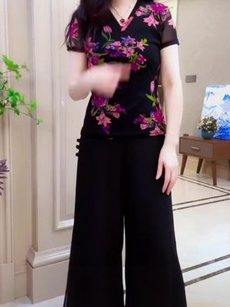 #时尚中袖T恤 #面料舒适透气 #穿着舒服透气 #谁穿谁好看 #穿出自信穿出美丽