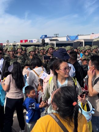 来到合影环节!表演刺杀操的战士们贴心的捂住刺刀! #2025空军开放活动和长春航空展 #2025长春航展 #我的航展时刻 #刺杀操