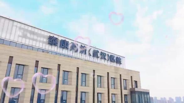 #护理温情瞬间 微电影
有点甜
她的手瘦瘦的,指节变了形,却稳稳地给他系扣子,一颗一颗。他右手垂着,也不催,只低头看她的手,目光温温的,像看一件看了大半辈子的旧物。
治疗室里,平衡杠、起立床都静默着。我是他们的治疗师,悄悄记下这一幕。
他日日扶着杠走,走得慢,有些跛。她就坐角落那把椅子上,不说话,只望着。他走完一程抬头冲她笑,她也笑——那么轻,像晨光薄薄地铺在窗台上。
我问累不累。他想了想,说:“累。可她看着呢。”
她给他揉关节,手很轻,仿佛捧着的是一截旧瓷器。他微一蹙眉,她便停了,低低问:“疼不疼?”那语气,让满屋子冰凉的器械都温软了几分。
有一回她搀他从轮椅上起身,两个颤巍巍的人,加起来一百六十多岁了。他立住的那一瞬,她眼眶里亮了一下。那种亮,我认得,是希望。
我忽然明白了——康复原是两个人之间的一根线,一头是忍耐,一头是守望,中间串着日复一日的相伴。
后来我们把那些片段放在一起,算是一部极短的小电影。给他们看时,她眼睛红了,却笑着说:“这把年纪了,还拍什么。”他不说话,只把她的手握了又握,握了又握。
窗外是个寻常黄昏。可我总记得那帧画面:两个人缓缓走过长廊,午后斜阳把他们依偎的影子,拉得很长很长。
那是一种有点甜的暖。不是糖,是光阴熬出来的,淡淡的,沁到人心里去。