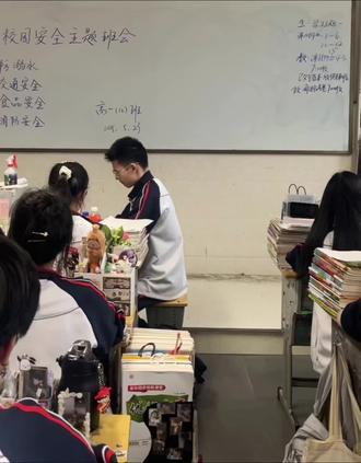 放假通知
本周放假具体事项说明如下。
一、放假时间安排
高一:2025年6月6日(星期五)上午10:20
高二:2025年6月6日(星期五)上午12:00
高三:高考(6月9日高考结束后离校)
二、离校工作
1.放假时家长可以进校,各年级家长按放假对应时间进校,不要提前进校,以免影响其他年级教学。各类机动车辆不进校,车辆停放尽量离校门远以免引起拥堵。
2.行政值日人员、各年级主任在学生放假门口值守,维持秩序、确保学生安全离校。
3.全体门卫室保安服从安排,参与值守,注意开放校门时间。
4.学生离校后直接回家,请学生回家后由家长在群里报“平安”,各年级汇总后于晚上7点之前在群里报学生情况,有问题报问题,无问题报“平安”。
三、返校时间安排
1.高一:6月10日(星期二)早8:00到教室
2.高二:6月10日(星期二)早8:00到教室
3.请当天值日行政届时到校门履职。
4.学校门口同时开放两个大门,以便学生返校,但家长车辆不得入校。
5.为避免返校时校门口拥堵,请班主任提醒家长严格按照学校规定时间返校!