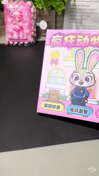 小朋友们喜欢的疯狂动物城安静书又出新款了,还是朱迪尼克的,打开就是一本书,贴纸都是这种磁吸的,不用胶,直接就能吸上去,而且可以反复使用,不会贴错也没关系,随便移动,孩子一个人就能玩很久都不吵着要手机了,还能锻炼动手能力,家里有娃的赶紧备上一套吧!#安静书#疯狂动物城