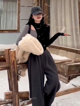 秋日穿搭,是功能与美学的平衡:既要温度,也要风度,更要舒适度#秋冬穿搭 #阔腿裤 #设计感裤子