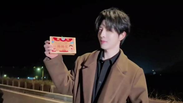 邱:退半步是真的不
星:嘿嘿 ꈍ◡ꈍ,不是真的(•̀ᴗ•́)و̑̑
#向佐 #星星藏进星夜还有人没睡眠