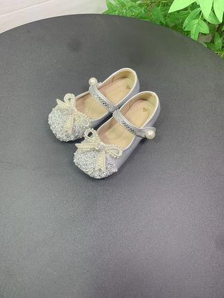 家有女儿的赶紧来薅这双巨软巨好穿的公主鞋,一整个布灵布灵的鞋面,超闪超好看,刷到的妈妈闭眼入,巨好穿#便宜又好穿 #软底软面穿上超舒服 #公主鞋 #公主鞋推荐 #哎呦喂你鞋真好看