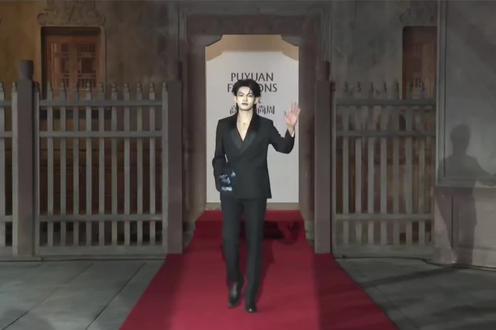 3.21云旗走红毯,真的是回到了他的统治区#云旗 #濮院时装周 #红毯 #神级现场 #现场版live