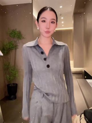 🔥【这针织上衣一穿,高级感直接锁死!】 姐妹们快看这套里的针织上衣!翻领+纽扣设计,知性又带点小设计感~ #针织上衣 #高级感穿搭 #显瘦上衣 #抖音爆款 #ootd