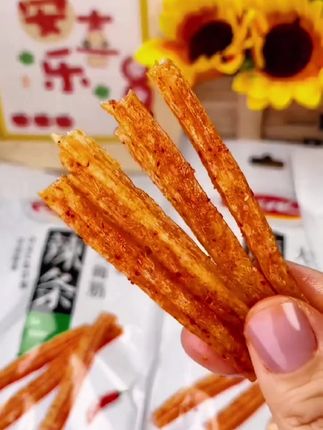 卫龙辣条大面筋#零食推荐 #辣条 #卫龙辣条 #儿时回忆辣条 #童年的味道