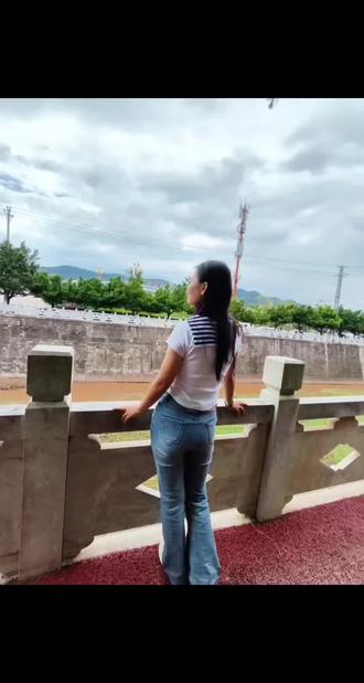 杨梅树上结苹果,你心想别人嘴爱我你真心实意对别人,虚情假意么来对我唉,还是算了么,肚子饿么自己盛小碗冷饭吃吃#情感 #云南方言 #热门音乐🔥