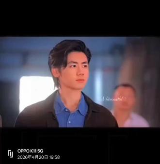 “出生于二十世纪七十年代初
父亲路大全为工厂职工通过关系为其安排工作
母亲赵丽珍直率强势典型北方妈妈形象
成长于二十世纪九十年代中国社会经济
东南沿海地区小城戴城苏州一带厂二代青年
高中毕业因陪同好友而错过高考
从此走上进厂务工道路后通过夜大学习提升
从食品厂维修学徒起步经历车间事故
技术冲突成人高考等经验
最终成长为饮料研发技术骨干
成功主导奶茶粉产品的开发
承载二十世纪九十年代国营工厂青年群体
的集体困境体制压抑前途渺茫无处安放
路大全借儿子批判粗放管理浪费人才的国企生态表达对逝去青春和工业社区的复杂怀旧
1990年代中国社会转型期青春记忆的象征符号
张扬狂放单纯善良
叛逆冲动玩世不恭
吊儿郎当内心真诚
正直仗义有责任感
乐观积极自卑胆怯
挺身而出帮助他人
二十世纪九十年代东南沿海小城某工厂的"厂二代",因高考失利进入工厂担任维修学徒
他兼具叛逆与正直的性格特质,经历工作变动、情感懵懂与友情考验,从迷茫少年成长为饮料研发骨干。主导研发的奶茶粉产品获得市场认可
叛逆不羁爱自由,内心涌动着一腔英雄热血,遇到不平事必会仗义出头,总是挑战规则。高考失利后,进入金孔雀食品厂维修班。凭着一腔孤勇叱咤福城,是他最大的梦想。直到白蓝的出现,让他认识到世界并非只有福城这么大,这个野蛮生长、却又人情味十足的男孩,以自己的方式快速的成长。
福州食品厂饮料研发骨干路小路”#年代剧集角色人物形象 #小宇路小路 #宇你荣辉和你同在下部