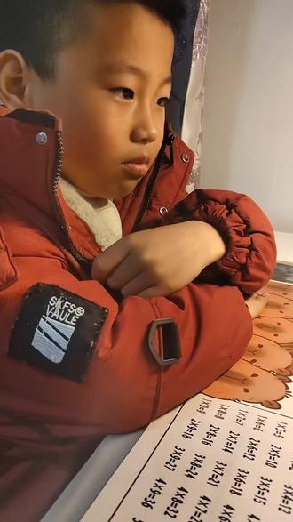 #你们家的孩子也是这样爱学习吗😂😂😂😄 #做作业有没有这么认真开学的第一天,很棒,作业完成默写42个字,完成数学全对