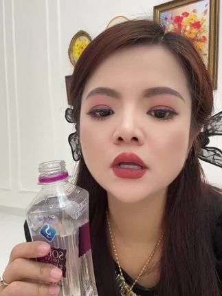 每一次用这只唇釉真的会控制不住我的分享欲呀、怎么可以做出这么持久上妆又丝滑的唇釉呀……饱和度特别好、用来修饰唇形简直太绝了#唇釉