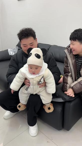 小孩子是不是都喜欢这样玩呀,小周周还挺配合的呢。#小孩子的快乐总是那么简单