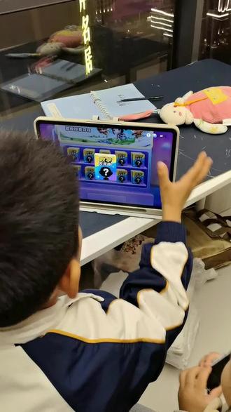 小猿学习机伴学第一天,收到货第一件事就是打开去学习,很不错,接下来就要看宝贝会不会坚持学习了,#小猿学习机#小猿学习机天天好成绩#学习机