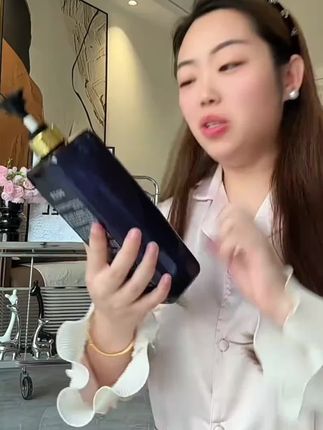 我的天呐!蔚蓝香水竟然做成了沐浴露!!还是洗头洗澡二合一的!!真的巨好闻!!#沐浴露 #洗发水 #洗护好物 #持久留香 #香水沐浴露@DOU+小助手 @DOU+好生意