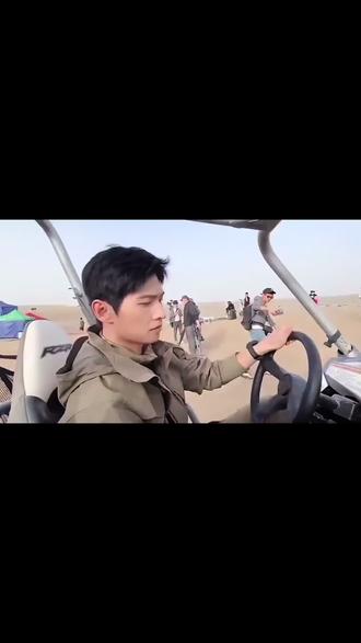 杨洋开车高清无水印原视频获取方法来了#剪映#杨洋沙漠开车 #你的消息太难等了 #杨洋 #杨洋开车女友视角 你的消息太难等了,杨洋去沙漠开车了,杨洋女友视角动图,杨洋开车视频副驾驶视角,杨洋沙漠开车打方向盘视频,杨洋沙漠开车素材,杨洋沙漠飙车,杨洋沙漠越野车,杨洋沙漠开车名场面,杨洋出场视频