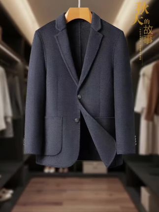 高端男士商务双面呢羊毛西服 别再穿得又厚又显臃肿了!这件高端双面呢羊毛单西,才是成熟男人的秋冬体面。精选羊毛双面呢面料,摸着手感软糯却超挺括,冷风钻不进来,上身暖乎乎的还不压身。利落单西版型超藏肉,肩线做得超正,搭衬衫是职场精英,配高领衫是儒雅型男,开会、见客户、约会都能hold住。细节更是绝!工整走线、质感纽扣,随便穿都有“贵气感”。不用费心搭配,套上就是会穿的精致男人。秋冬想保暖又有格调?这件羊毛西服,闭眼冲就对了!#西装外套 #西服 #男士外套 #商务休闲 #男人就要穿西装