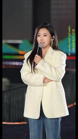 @杨雯梓新歌【妈.饭做好了吗】 @杨雯梓生活号【招才艺】 见一面少一面 珍惜我们现在拥有的一切#实力派歌手 #音乐现场 #杨雯梓全运直播不夜城 #户外直播现场