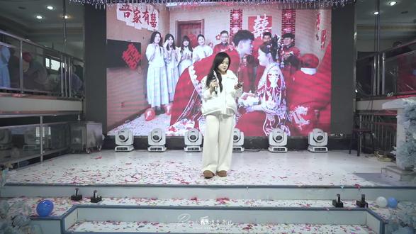 新娘的姐姐来自于齐齐哈尔为妹妹倾情演绎一首“玛尼情歌”太好听了,耳朵都陶醉了~#神级live现场 #婚礼现场 #婚礼摄像 #音乐会现场实拍 #酒店