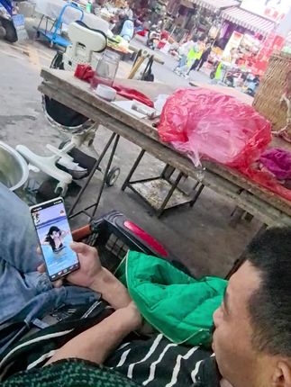 哎,脑壳痛,他天天都看,无时无刻都看