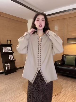 秋季必入这件神仙衬衫!精致刺绣细节满分,宽松版型舒适不挑身材~休闲气质兼具,适合多种场合穿搭,轻松打造不费力的时髦感,小个子也能驾驭! #小众设计感 #慵懒风女装推荐 #百搭女装 #早秋韩剧女生穿搭 #日常必备