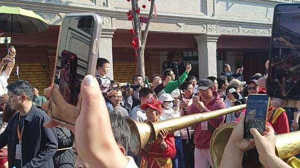 2026.02.20
下午去泉州鲤城 看
💐泉州非遗踩街秀💐 1
#民俗文化展示
#文化和自然遗产可以有多酷
#演出现场拍摄