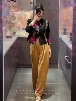 #秋日户外就穿琥珀系 #早秋穿搭三分钟出门不是梦 #秋天穿出红人琥珀流光风高级感 #被秋日氛围感穿搭拿捏了 #早秋贵气感穿搭