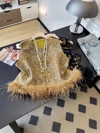 #秋冬才是复古感穿搭的主场 #新中式马甲 #马甲 #新中式穿搭 #马甲穿搭