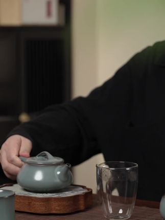 执一壶天青,注沸水、醒茶香,看茶汤在汝釉间流转,品一口满是东方雅致。#茶生活 #茶生活茶人茶事 #茶器之美 #泡茶神器 #石瓢壶