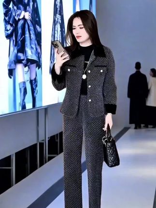 姐妹们,就这套高品质小香风两件套,它降价了! 你们可以点开下方小黄车看一下,现在价格真的好便宜,它是这种比较偏宽松一点的,胖瘦的姐妹都可以穿,而且面料质感很好,是精选优质的面料,摸起来很舒服,做工细节各方面都很好,就这个经典的颜色,显瘦又减龄。超好看,超洋气,版型也正,不挑年龄,不挑身材,价格还便宜。喜欢的姐妹下方小黄车可以拍一套,回去试一下。 #小香风穿搭 #套装 #创作灵感 #早秋贵气感穿搭 #拿捏秋冬叠穿公式 @DOU+小助手 @巨量千川 @DOU+上热门