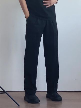 粉丝推荐的 它是一个直筒的版型 不会那么宽松 面料摸着蛮舒服的 垂感也很强 价格也平价 缺点就是有些小线头自己要剪掉#裤子推荐 #基础款 #设计感裤子 #裤子穿搭