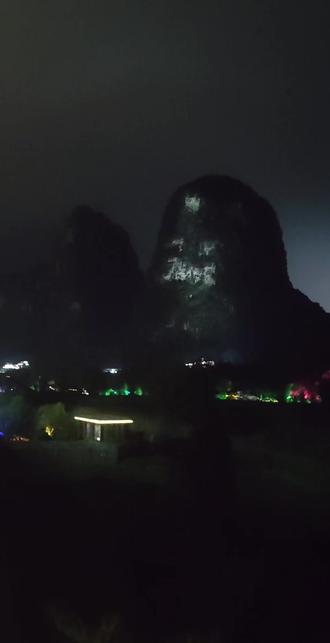 白天看着挺美的山,晚上看着怪渗人的😅