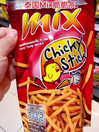 泰国Mix脆脆条 75g  虾条与薯条混合是它的“组合形态”,而鱼露是点睛的“提鲜秘诀”——二者搭配让风味更有层次。  精选原料经膨化工艺制成,每根都裹满调味粉,咬下“咔嚓”酥脆,原味清爽、香辣够劲,多种口味不踩雷。75g便携包装,适配追剧、课间解馋,随时随地解锁泰式风味零食瘾。 #泰国Mix脆脆条#咪咪虾条#年轻人#白领#零食推荐