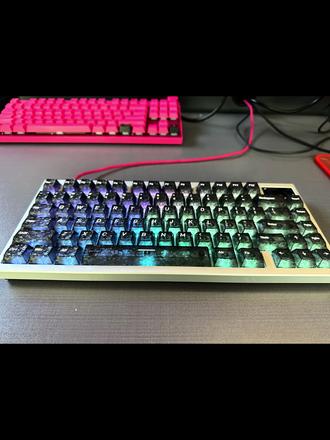 IQUNIX新品!!!
IQUNIX EC75,更换锻碳纹键帽,搭配钻石轴的透光性,颜值直接上升几个档次!博文即将直铺桌面的键盘,大家喜欢吗?欢迎评论区留言,有网费相送哦~#博文网吧 #电竞 #荆门 #IQUNIX #客制化键盘