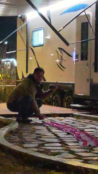 过年就要放烟花,砰砰砰!#旅行碎片卡点 #放飞自我系列 #烟花 #氛围感 #等等我先摆好造型